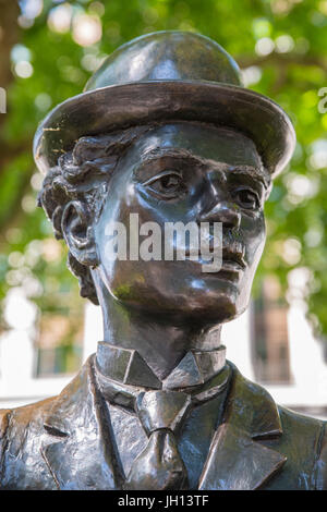 LONDON, UK - 14. Juni 2017: Eine Statue des berühmten Schauspielers Charlie Chaplin, befindet sich am Leicester Square in London, UK, am 14. Juni 2017. Stockfoto