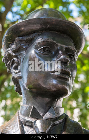 LONDON, UK - 14. Juni 2017: Eine Statue des berühmten Schauspielers Charlie Chaplin, befindet sich am Leicester Square in London, UK, am 14. Juni 2017. Stockfoto