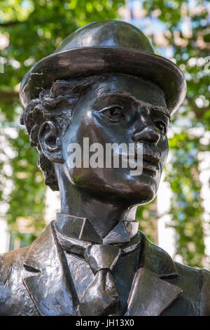 LONDON, UK - 14. Juni 2017: Eine Statue des berühmten Schauspielers Charlie Chaplin, befindet sich am Leicester Square in London, UK, am 14. Juni 2017. Stockfoto