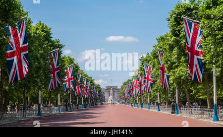 Ein Blick über The Mall in Richtung Buckingham Palace in London, Vereinigtes Königreich. Stockfoto