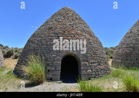 Kohleöfen zur Erstellung von Holzkohle für die Verhüttung des Erzes in Nevada im frühen 20. Jahrhundert verwendet. Stockfoto