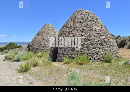 Kohleöfen zur Erstellung von Holzkohle für die Verhüttung des Erzes in Nevada im frühen 20. Jahrhundert verwendet. Stockfoto