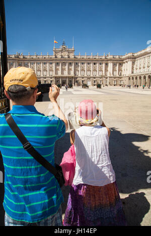 Touristen fotografieren durch die offenen Tore, der Königspalast Palacio Real in Madrid Spanien Stockfoto