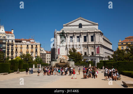 Menschen auf der Plaza de Oriente vor dem Teatro Real /Theatre Royal Madrid-Spanien Stockfoto