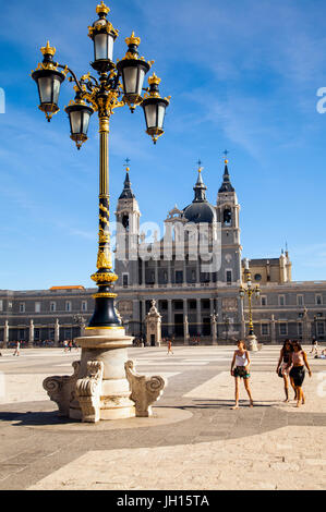 Besucher auf dem Gelände des königlichen Palastes / Palacio Real Madrid Spanien Sehenswürdigkeiten und genießen Sie die Aussicht auf die Catedral De La Almundea Stockfoto