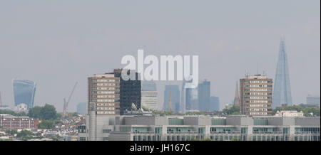 Gesamtansicht von Westen Londons Skyline, darunter Grenfell Turm. Stockfoto