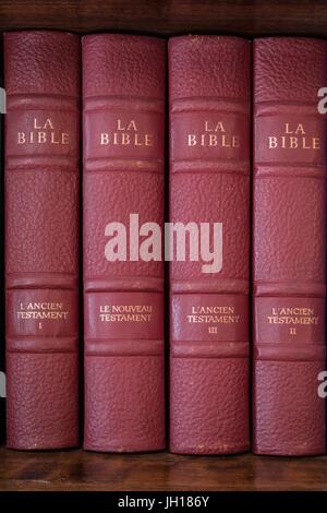 DIE BIBEL IN 4 BÄNDEN, ALTEN UND NEUEN TESTAMENT Stockfoto