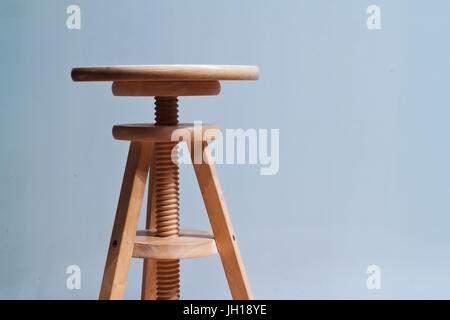 Drei vierbeinigen Hocker mit verstellbarer Sitz Stockfoto