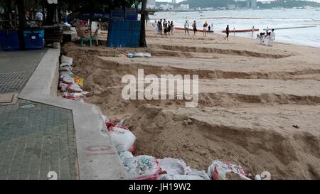 Strand Sediment Erosion Hazardfrom Monsun Pattaya Chonburi Thailand Golf von Thailand Juli 2017 Stockfoto