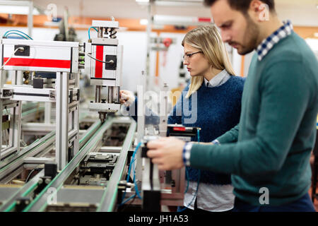 Zwei junge hübsche Ingenieure arbeiten an Elektronikkomponenten Stockfoto