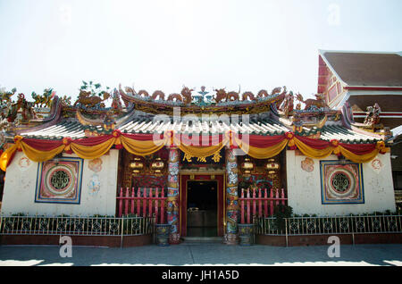 Chinesischen Schrein der Dame Prinzessin Soi Dok Mak (Betelnuss Blossom) eine lokale Göttin für Menschen beten in Wat Phanan Choeng am 19. Dezember 2016 in Ayutth Stockfoto