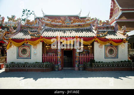 Chinesischen Schrein der Dame Prinzessin Soi Dok Mak (Betelnuss Blossom) eine lokale Göttin für Menschen beten in Wat Phanan Choeng am 19. Dezember 2016 in Ayutth Stockfoto