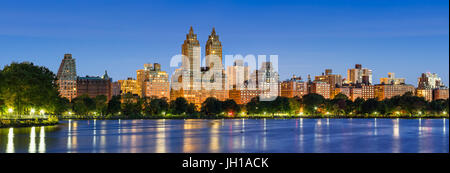 Panorama Blick auf Central Park West in der Dämmerung und Jacqueline Kennedy Onassis Reservoir. Upper West Side, Manhattan, New York City Stockfoto