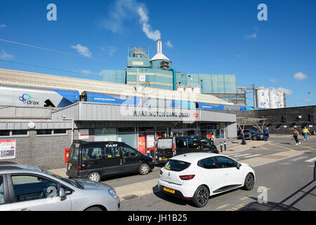 Warrington Bank Quay-Station an das Hauptnetz der Westküste-Schiene. Befindet sich auf der London - Glasgow / Edinburgh line. Unilever Seife arbeitet in der backgr Stockfoto