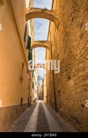 Alghero Altstadt, eine schmale Straße in der historischen Altstadt von Alghero, Sardinien. Stockfoto