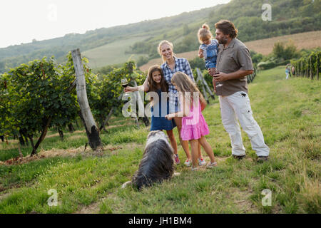 Glückliche Familie genießt Spaziergang im Weinberg Stockfoto