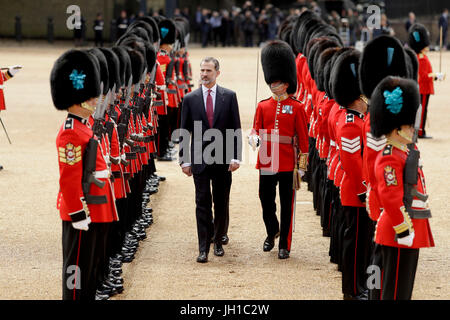 König Felipe VI von Spanien inspiziert eine Ehrenwache während einer feierlichen Willkommen auf Horse Guards Parade in London. Stockfoto