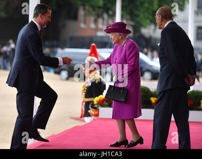 Königin Elizabeth II. begrüßt spanische König Felipe VI des Duke of Edinburgh während eine feierliche seinem Staatsbesuch in Großbritannien auf Horse Guards Parade, London sucht auf. Stockfoto