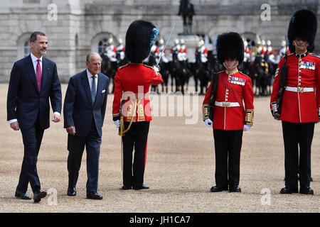 Der Herzog von Edinburgh und der spanische König Felipe VI prüfen eine Ehrenwache während eine feierliche auf seinem Staatsbesuch in Großbritannien auf Horse Guards Parade, London. Stockfoto