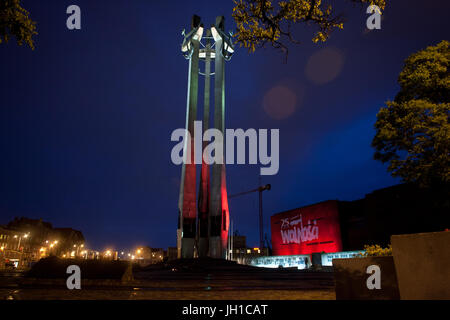 Danzig, Polen. Denkmal für die gefallenen Werftarbeiter von 1970 und die Europäische Solidarität Zentrum Gebäude in Rot und Weiß, die polnische Nationale beleuchtet. Stockfoto