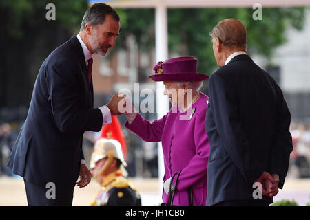 Königin Elizabeth II. begrüßt spanische König Felipe VI des Duke of Edinburgh während eine feierliche seinem Staatsbesuch in Großbritannien auf Horse Guards Parade, London sucht auf. Stockfoto