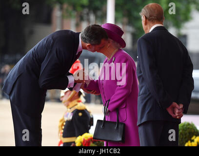 Königin Elizabeth II. begrüßt spanische König Felipe VI des Duke of Edinburgh während eine feierliche seinem Staatsbesuch in Großbritannien auf Horse Guards Parade, London sucht auf. Stockfoto