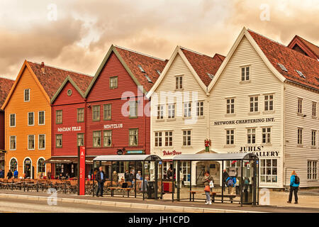 Altes Holz gerahmt Gebäude Bergen Norwegen Stockfoto