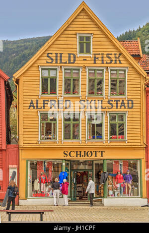 Altes Holz gerahmt Gebäude Bergen Norwegen Stockfoto