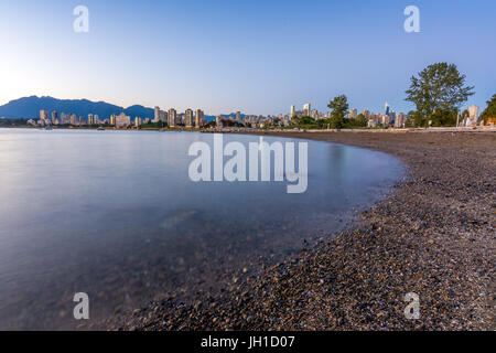 Skyline von Vancouver zur blauen Stunde gesehen von Kitsilano beach Stockfoto