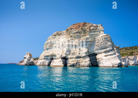 Felsformationen und Grotten an Kleftiko Uferlinie in Milos, Griechenland Stockfoto