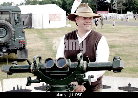 Vintage getönten Schuss eines Enthusiasten demonstriert einen WW2-Entfernungsmesser auf einer militärischen Verabschiedung Messe Stockfoto