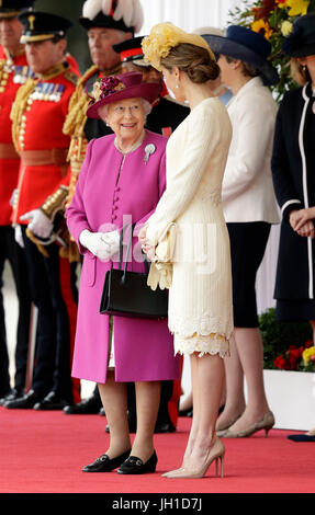 Königin Elizabeth II steht mit Spaniens Königin Letizia als ihre Ehemänner König Felipe VI und der Duke of Edinburgh untersuchen eine Ehrenwache während einen feierlichen Empfang für seinen Staatsbesuch in Großbritannien auf Horse Guards Parade, London. Stockfoto
