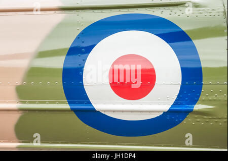 Britische militärische Rondell auf einen getarnten Oldtimer-Flugzeuge Stockfoto