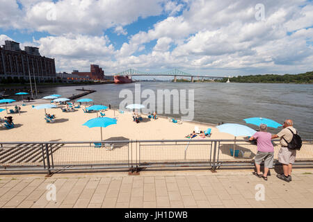 Montreal, CA - 9. Juli 2017: Clock Tower Strand in den alten Hafen von Montreal Stockfoto