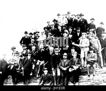 Große Gruppenporträt des Geologen und Studenten aus Johns-Hopkins-Universität auf Jefferson Rock in Harpers Ferry, West Virginia, 1896. Stockfoto