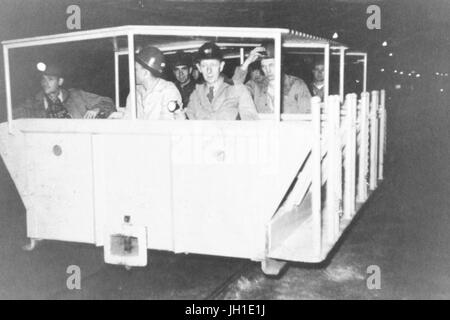 Distinguished Geologe Joseph Theophilus Singewald, Jr. und seine Klasse bei Johns Hopkins University Tour der nationalen Salzbergwerk in Retsof, New York in einem Untertage-Bergbau-Auto, 1952. Stockfoto