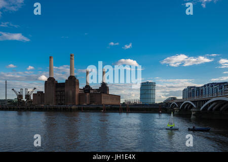 Ansicht der Battersea Power Station aus über die Themse vor dem Start der site Sanierung, London, Vereinigtes Königreich Stockfoto