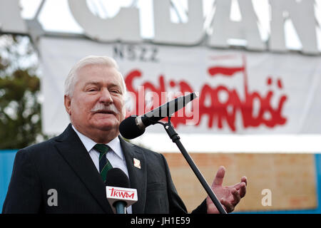 Ehemaliger Präsident von Polen Lech Walesa spricht vor der historischen Tor 2 der Danziger Werft, Danzig, Polen, 2014. Stockfoto