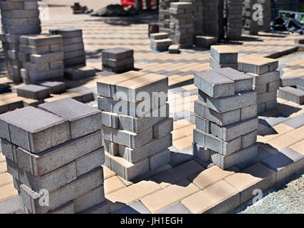 Stapel der Pflastersteine auf der Baustelle für die Ausstattung der Stadt Straßenpflaster Stockfoto