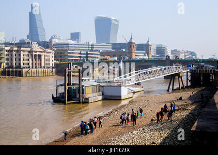 Großbritannien, London - 8. April 2015: Ufer der Themse Stockfoto