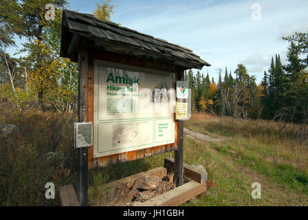 Hinweisschild zu Beginn der Amisk Trail (enthalten in den TransCanada Trail - Sentier Transcanadien), Whiteshell Provincial Park, Manitoba, Kanada Stockfoto