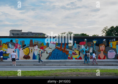 Berlin, Deutschland - 11. Juli 2017: Menschen an der Berliner Mauer / East Side Gallery in Berlin, Deutschland. Stockfoto