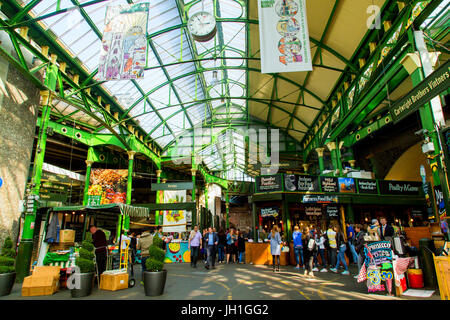 Großbritannien, London - 8. April 2015: Unbekannte Menschen besuchen Borough Market in London Stockfoto