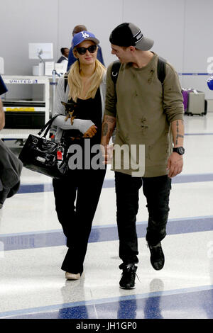 Paris Hilton und Chris Zylka Ankunft am internationalen Flughafen von Los Angeles in Los Angeles, Kalifornien.  Mitwirkende: Paris Hilton, Chris Zylka Where: Los Angeles, California, Vereinigte Staaten von Amerika bei: 11. Juni 2017 Credit: WENN.com Stockfoto