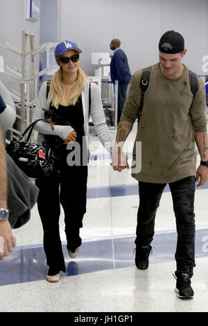 Paris Hilton und Chris Zylka Ankunft am internationalen Flughafen von Los Angeles in Los Angeles, Kalifornien.  Mitwirkende: Paris Hilton, Chris Zylka Where: Los Angeles, California, Vereinigte Staaten von Amerika bei: 11. Juni 2017 Credit: WENN.com Stockfoto