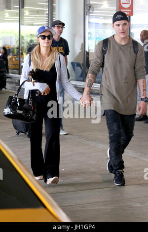 Paris Hilton und Chris Zylka Ankunft am internationalen Flughafen von Los Angeles in Los Angeles, Kalifornien.  Mitwirkende: Paris Hilton, Chris Zylka Where: Los Angeles, California, Vereinigte Staaten von Amerika bei: 11. Juni 2017 Credit: WENN.com Stockfoto