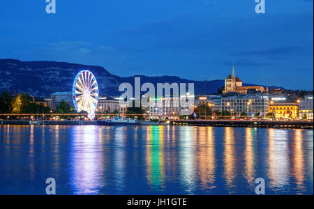 Blick auf die Rhone und die Altstadt mit dem St.-Petri Dom und ein Riesenrad am Ufer. Genf, Schweiz. Stockfoto