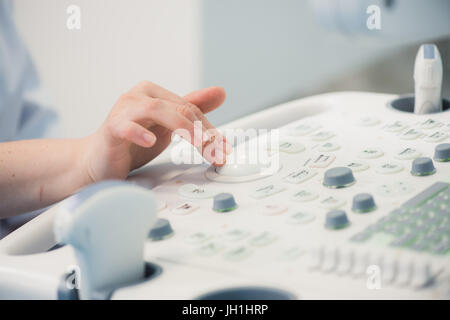 junge Frau Doktor Hände hautnah ein Ultraschall-Gerät vorbereiten. Stockfoto
