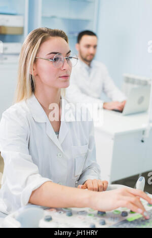 Junge Wissenschaftler am chemisty Labor Stockfoto