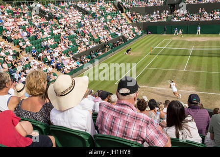 London, UK - Juli 2017: Zuschauern ein Tennis-Match bei den Meisterschaften, Wimbledon gespielt auf Platz Nr. 2. Stockfoto